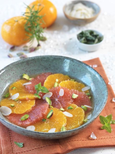 Soupe d’agrumes au miel, menthe et amandes effilées