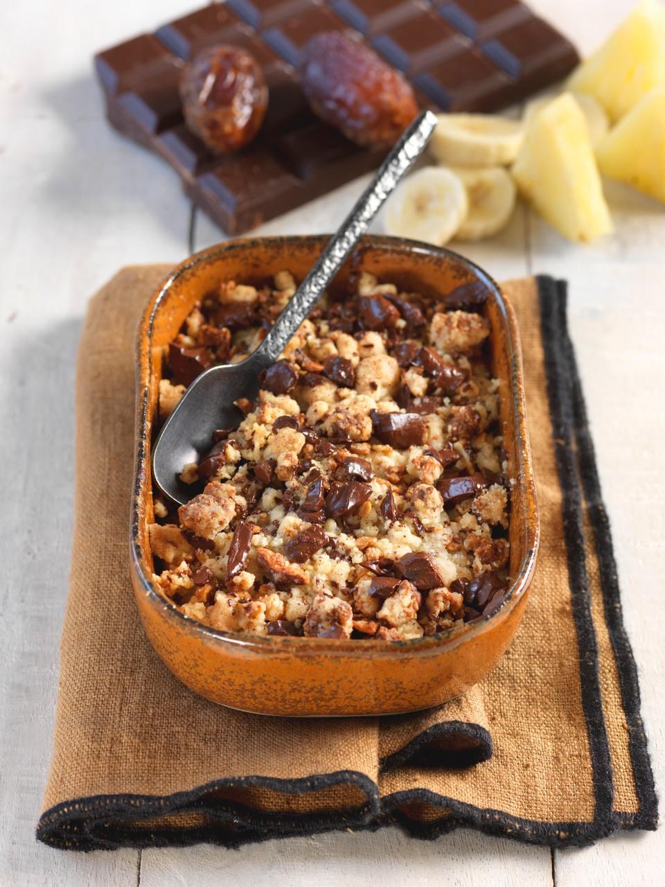 Crumble ananas, bananes, dattes, muesli et pépites de chocolat Crumble ananas, bananes, dattes, muesli et pépites de chocolat