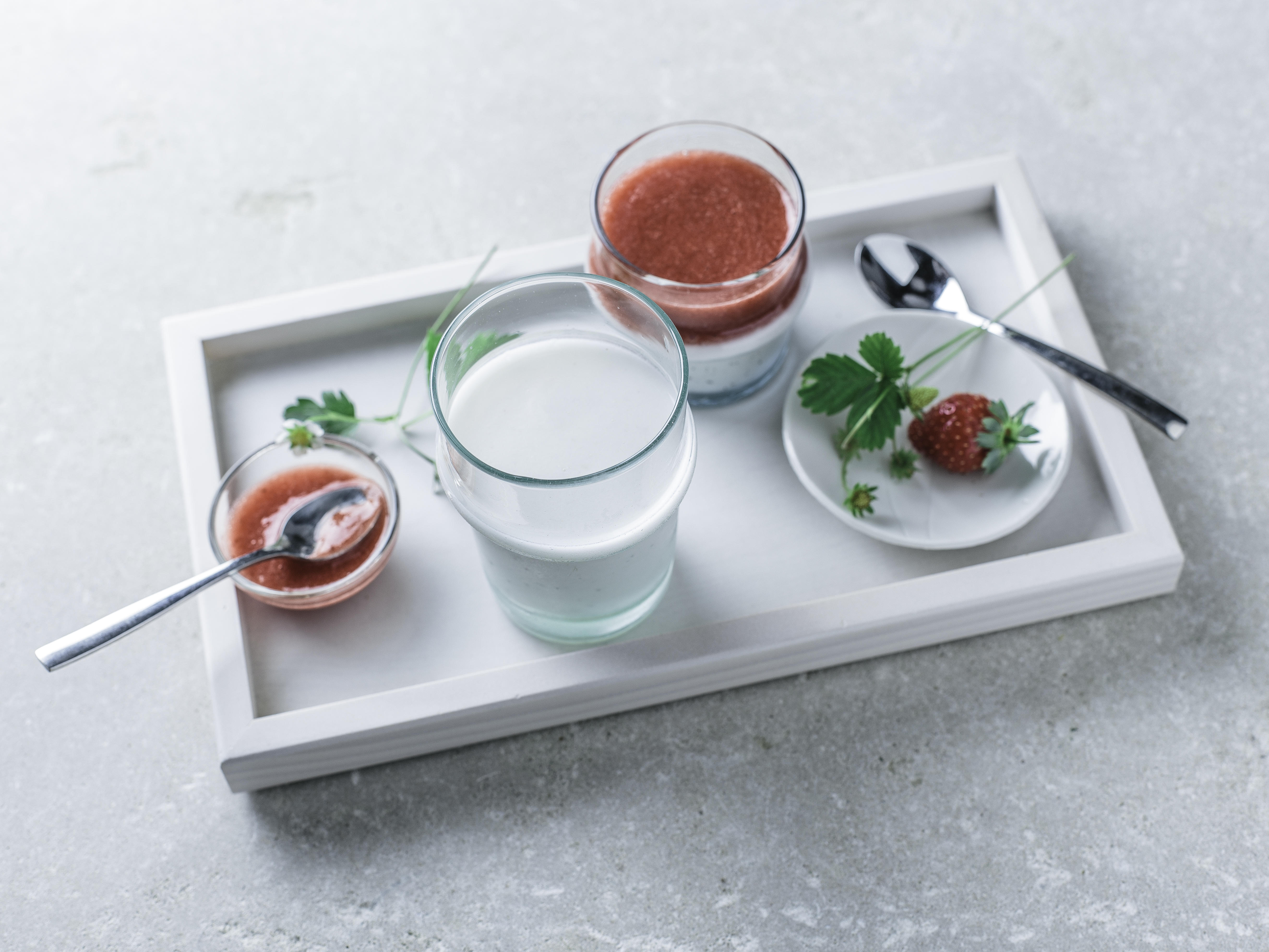 Panna cotta au chanvre et coulis de fraise Panna cotta au chanvre et coulis de fraise