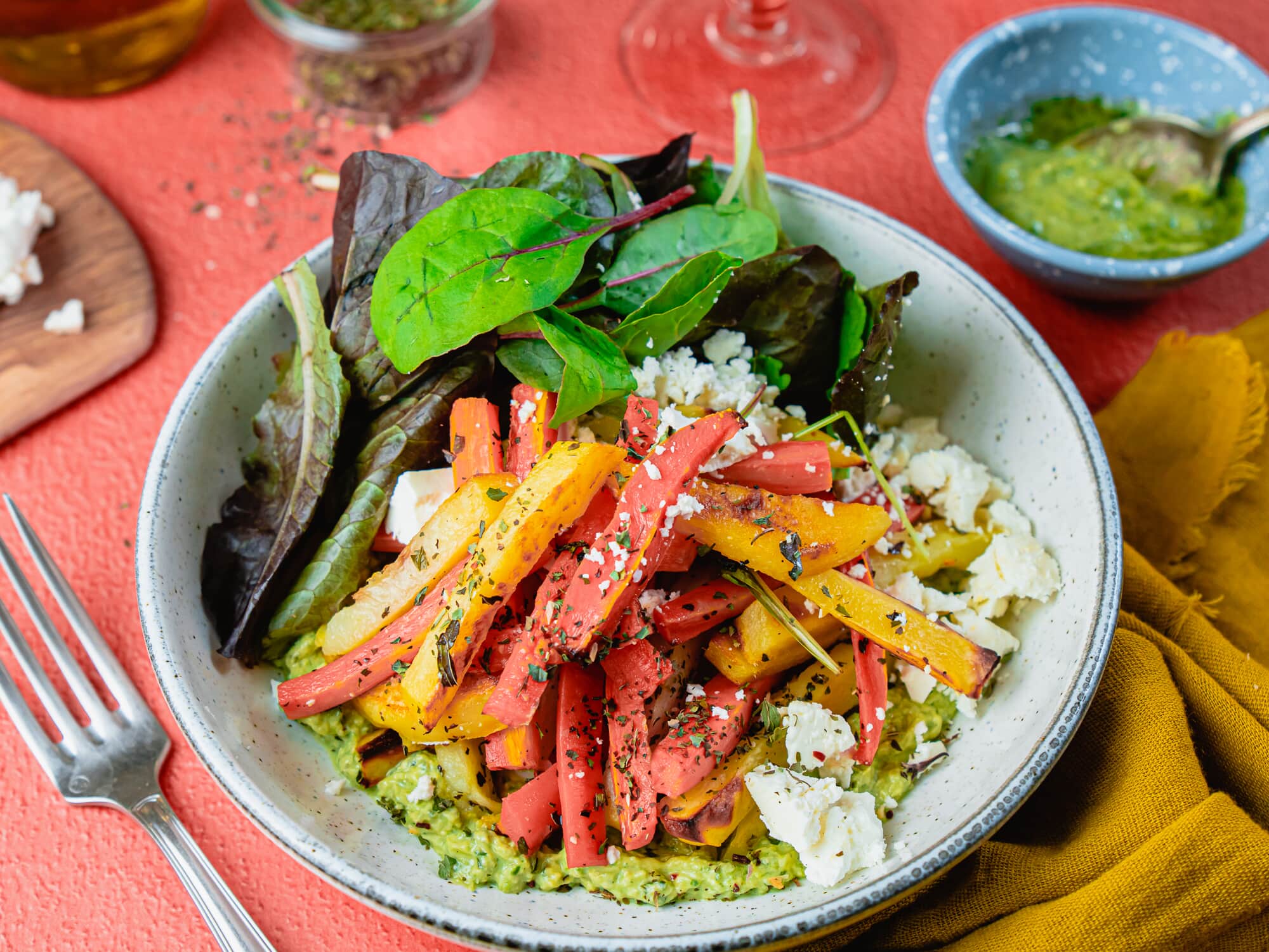 Légumes rôtis, feta et crème de pesto Légumes rôtis, feta et crème de pesto