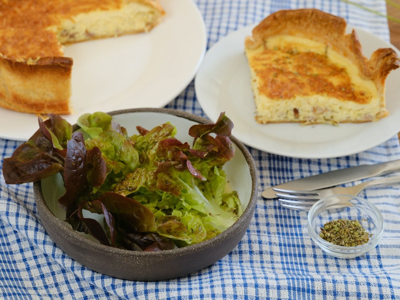 Quiche lorraine et salade feuille de chêne aux aromates Quiche lorraine et salade feuille de chêne aux aromates