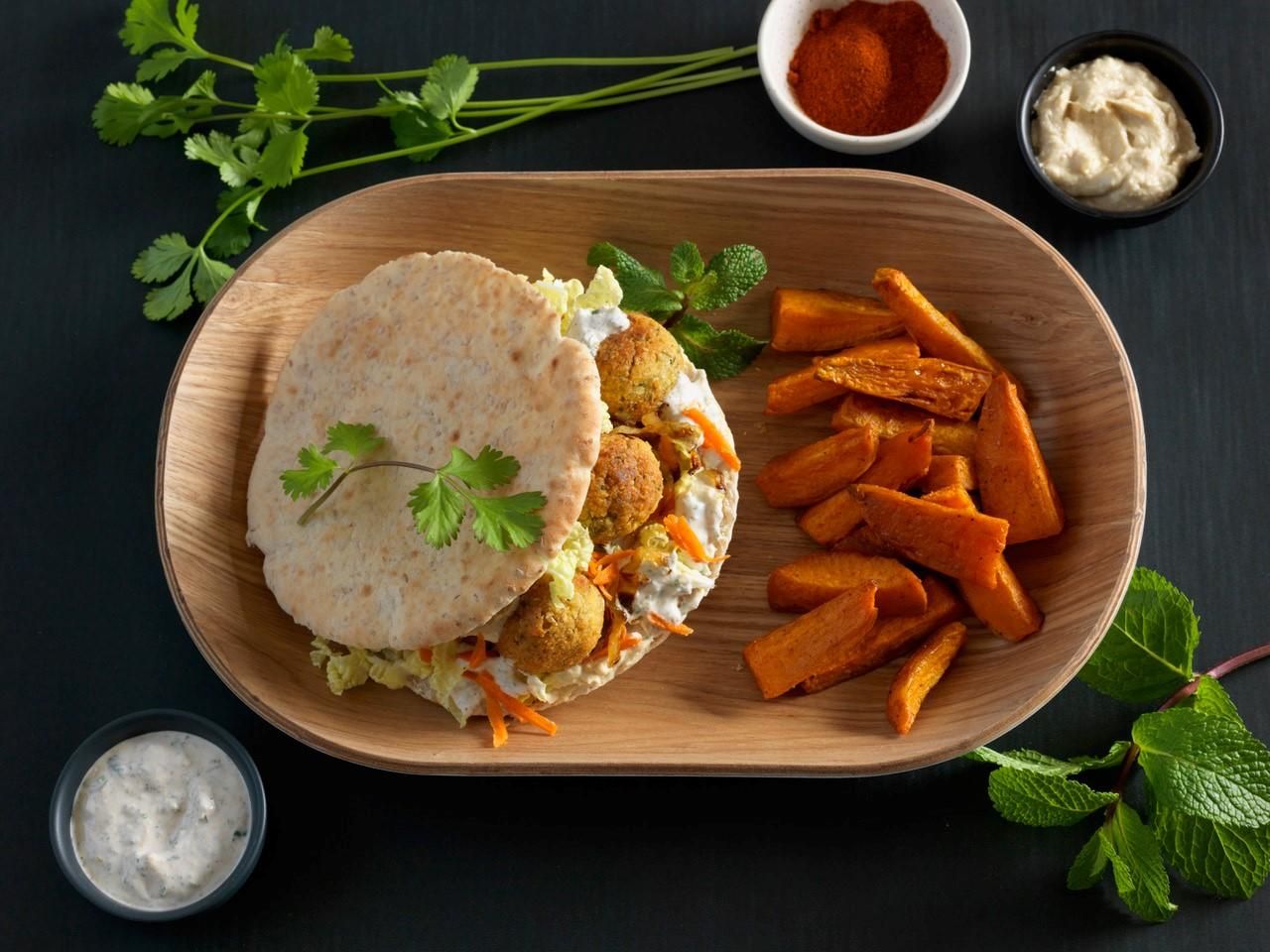 Pain pita falafels et frites de patate douce Pain pita falafels et frites de patate douce