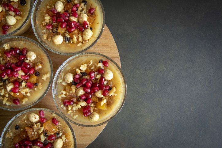 Compote de pomme aux épices, crumble de fruits secs et grenade Compote de pomme aux épices, crumble de fruits secs et grenade